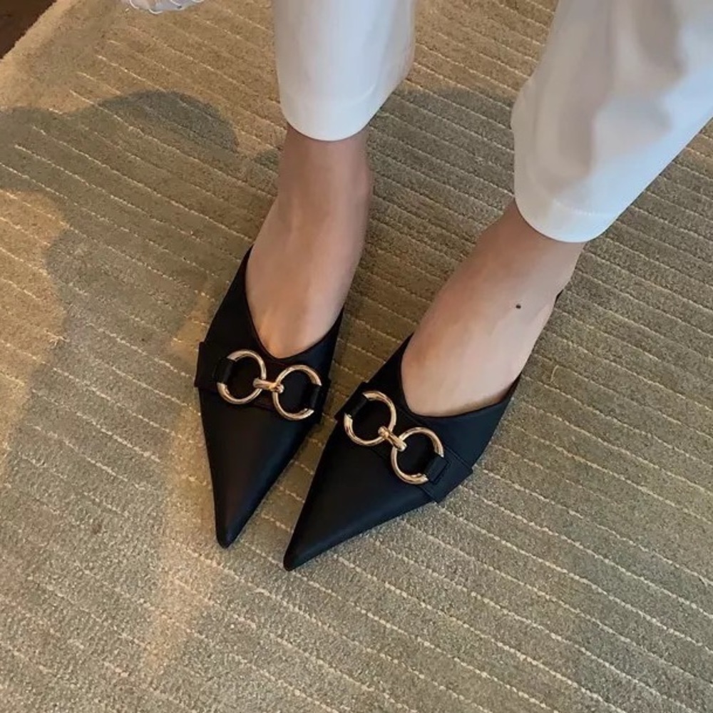 Low Close Toe Black Heels